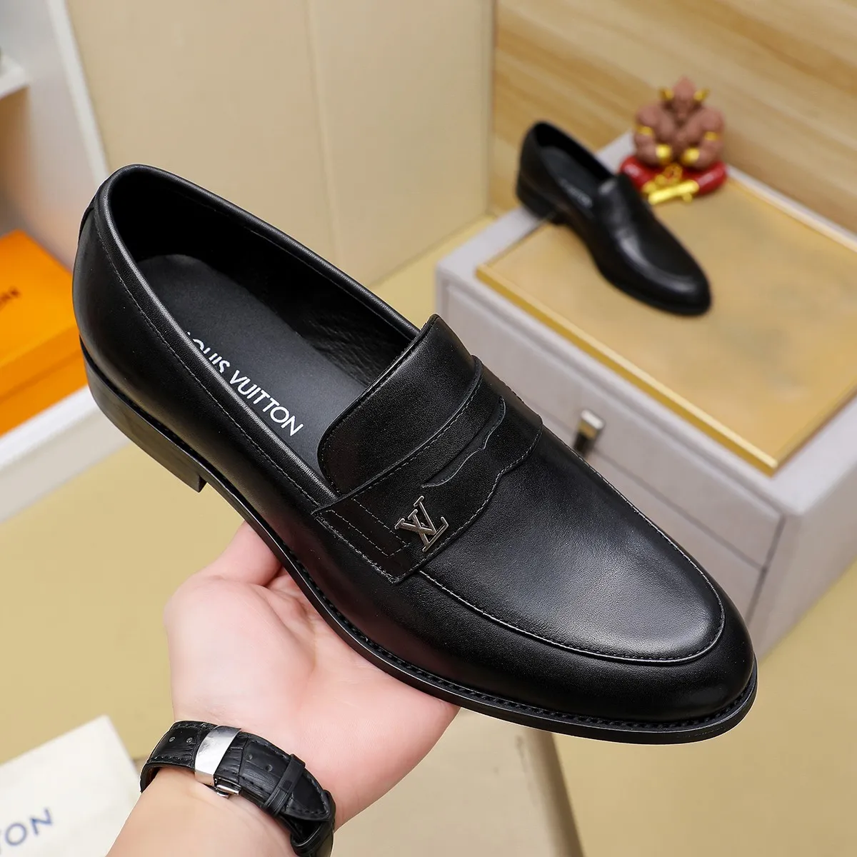 Men's Men's Shoes 💰420 💰[Louis Vuitton] LV high-end business formal leather shoes! ! Luxurious and elegant style, equal emphasis on practicality and style, professional focus on details and quality, counter original 1⃣️: 1⃣️ super accurate reproduction👍🏻! Material: The upper is made of imported original soft 🐂cowhide ➕imported first-layer sheepskin lining. Original anti-slip and wear-resistant outsole! Code number: 39--45, (38.46 custom-made) Large quantities in stock!